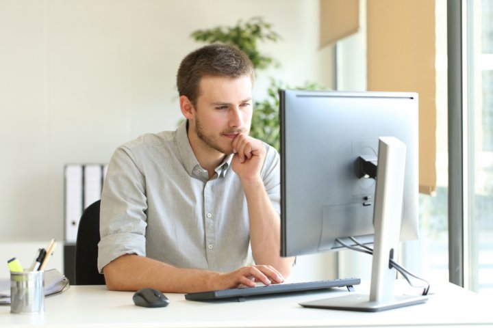 man achter pc